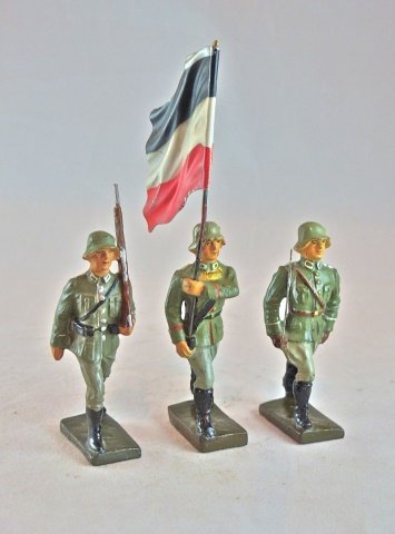 Lineol Reichswehr Flag+3 German Soldiers (1 of 1)