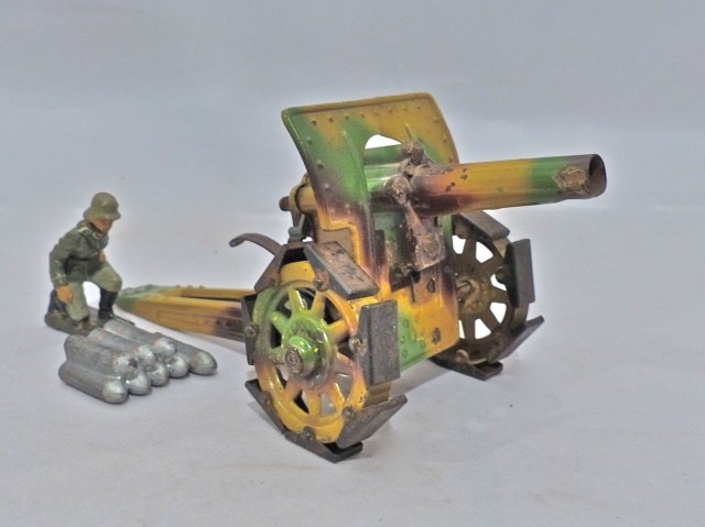 Lineol Cap Firing Howitzer w/Mud Cleats+2 Pcs: Some paint wear to barrel both sides of the shield. Shield is without wear. Mud cleats have some rust haze but are complete. Gun can be cocked and fired normally. Shell stack and soldier at ready are