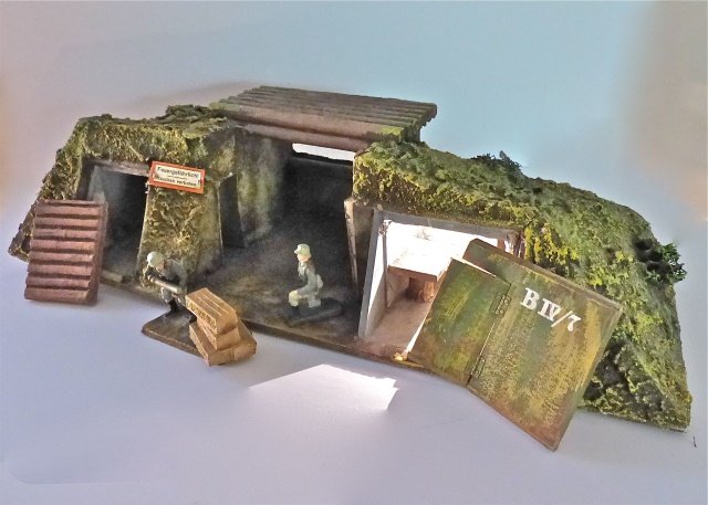 Rare Lineol's Largest Gun Emplacenemt+2 Soldiers: This was designed to stand alone and is not part of Lineol's trench/bunker system. Weighs almost 4 lbs. No damage or repairs with excellent detail/color. Comes with a battery and the light in the crew