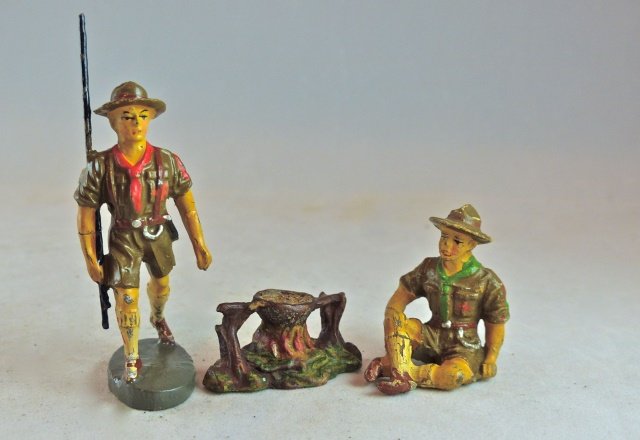 Rare Elastolin 2 Boyscouts + Small Camp Fire (1 of 1)
