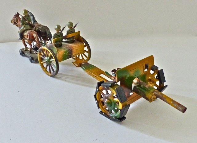 Lineol Horse Drawn Cannon w/Mud Cleats+3 Germans: Really excellent horses and soldiers. Few scrapes to gun barrel. Remainder of tin for caisson and cannon is complete with excellent paint quality. Cannon cocks and fires normally. Cannon,caisson,2 hor