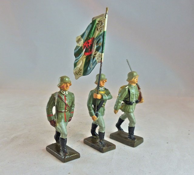 Lineol Brandenburger Jaeger Flag+2 Soldiers: Flag is pristine with no apparent wear and excellent color/detail. Flag bearer has some touch-up to face/hands. Paint quality for all three figures is excellent with one lone boot crack. 3 pieces. Fla