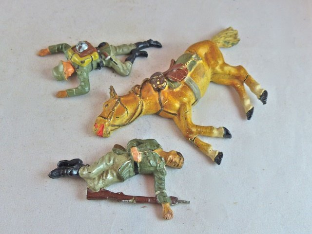 Lineol Dead Horse+2 Wounded German Soldiers: The rare dead horse has 2 leg cracks with just some light wear. Paint quality and detail are excellent. The 2 soldiers are excellent with no cracks and hardly any wear. 3 Pieces. Dead horse and soldie