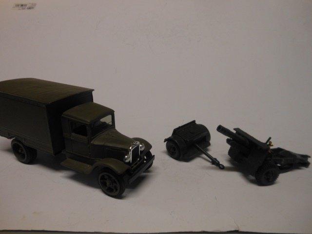 Maker Unknown, truck, trailer and gun: 3 pieces. Unboxed. Post war. Condition very good.