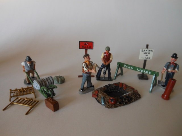 Under Two Flags, Road construction crew: 12 pieces. Unboxed. Post War. Condition very good.
