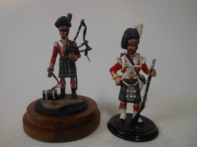 Military Miniature Highlanders: 2 figures. Unboxed. Post War. Condition excellent.