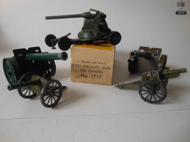 Britains Artillery assortment, including: 4.7 Naval gun, and a boxed anti-aircraft gun (boxed no. 1717), with others. 4 pieces are unboxed. Post War. Condition very good.