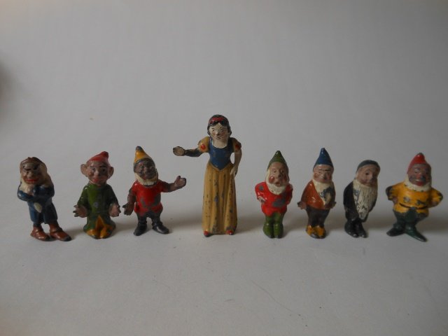 Britains Snow White and 7 Dwarfs: 8 pieces. Pre-War. Unboxed. Condition good, has paint scratches. Grumpy's leg twisted.