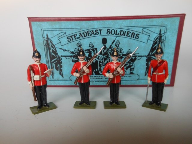 Steadfast, Gloucestershire Regiment: 4 pieces with original box. Post War. Condition excellent; box very good.