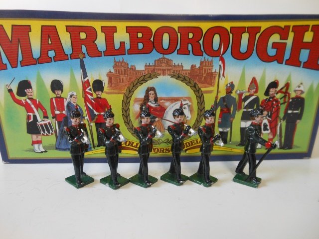 Marlborough King's Royal Rifle Corps. Band: 6 pieces. With original box. Post War. Condition excellent; box excellent.