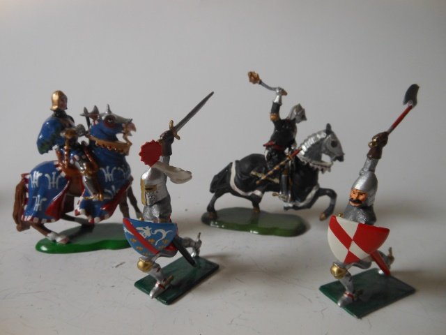 Knights Assortment: 4 pieces. Unboxed. Post War. Condition excellent.
