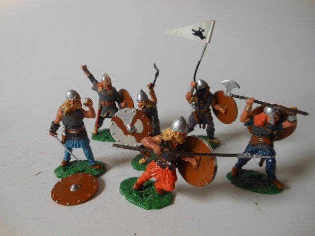 Vikings-Solid: 6 pieces. Unboxed. Post War. Condition very good. One shield and one sword detached.