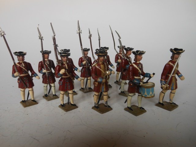 Mignot Louise the 14th Infantry: 12 pieces. Unboxed. Post War. Condition very good. Flag Bearer missing flag.