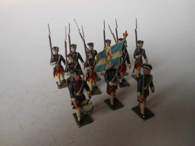 Mignot Louise the 14th Infantry: 12 pieces. Unboxed. Post War. Condition very good.
