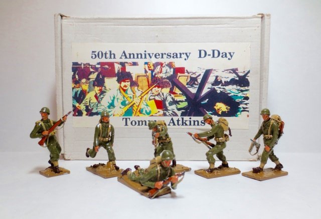 Tommy Atkins Set #MT95 50th Anniversary D-Day: 6 pieces. In original box. Condition fair (3 broken gun tips and 1 broken gun off but included). Box fair (some peeling of label and scratches inside).