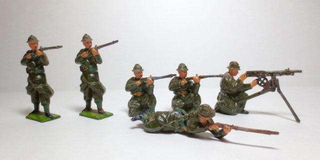 Britains From Set #1383 Assorted Belgians Firing (1 of 1)