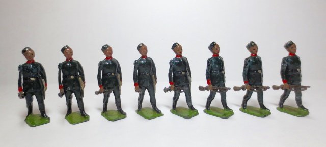 Britains Set # 197 King George V's Ghurka Rifles: 8 pieces. Unboxed. Condition good.