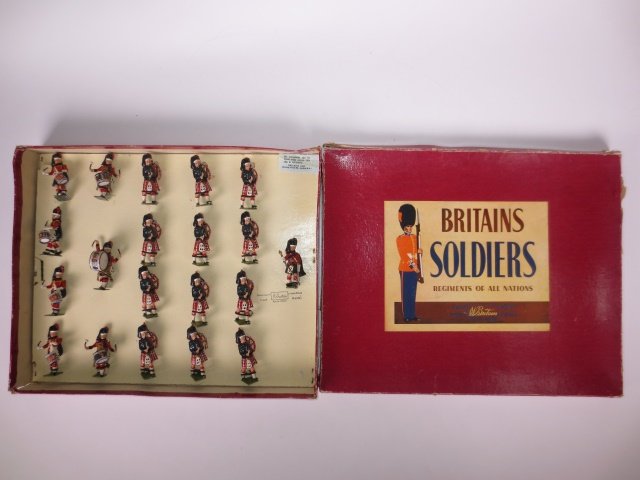 Britains Set #2109 Blackwatch Pipe Band: Post War tied in original ROAN box. 20 Pieces Condition Pristine, Box Very good, missing some edging.