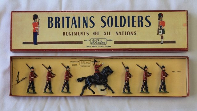 Britains Set #36 Royal Sussex: Royal Sussex. Post War 1948-59. 7 pieces. Condition: figures mint tied-in-box, Box excellent.