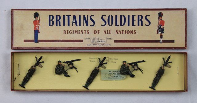 Britains Set #1318 Machine Gun Section: Machine Gun Section Lying and Sitting. Post War 1960-66. 5 pieces. Condition: figures mint tied-in-box, Box very good to excellent.