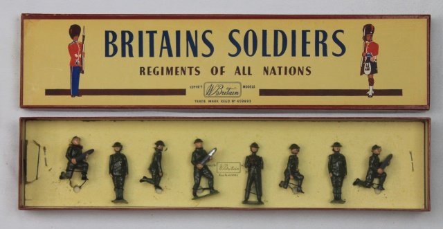 Britains Set #1730 Gun Detachment: Gun Detachment in Steel Helmets. Post War 1948-59. 8 pieces. Condition: figures mint tied-in-box, Box excellent.