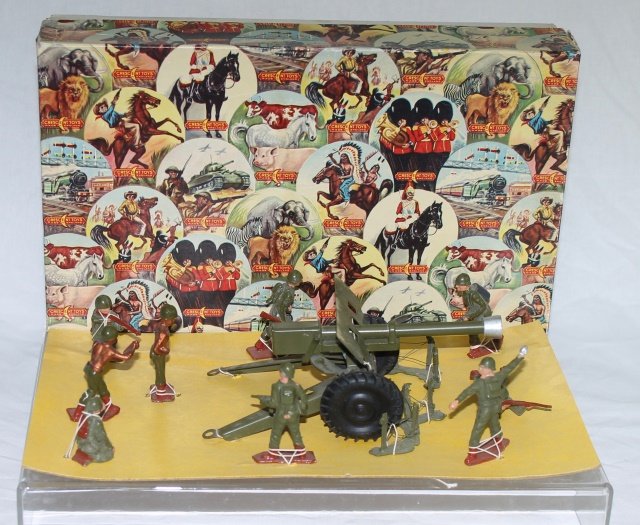 Crescent Set #2702 Field Gun Display Set: Set #2702 Field Gun Display. Figures and Gun tied Upright in Box. Post War. 11 pieces. Rare. Condition: figures mint tied-in-box, Box excellent.