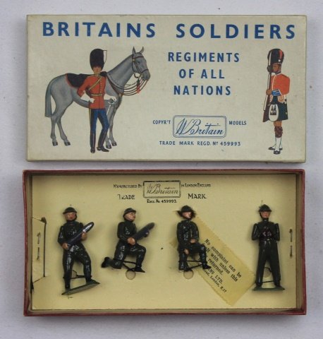Britains Half Set #2129 Royal Artillery Gunners: Half Set of Royal Artillery Gun Detachment. Post War 1957-59 Only. 4 pieces. Condition: figures mint tied-in-box, Box excellent.