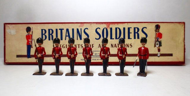Britains Set #2078 Irish Guards (Present Arms) (1 of 1)