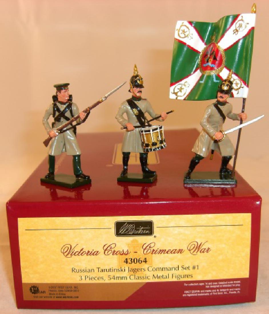 Britains Crimean War Series: $43064 Russian Tarutinski Jagers Command Set #1; 3 figures; excellent in excellent box