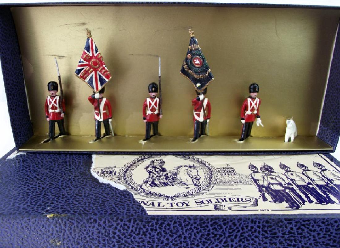 Blenheim Royal Welch Fusliers Set: Excellent, 2 colours, 2 soldiers , one handlers and mascot. 6 pieces.