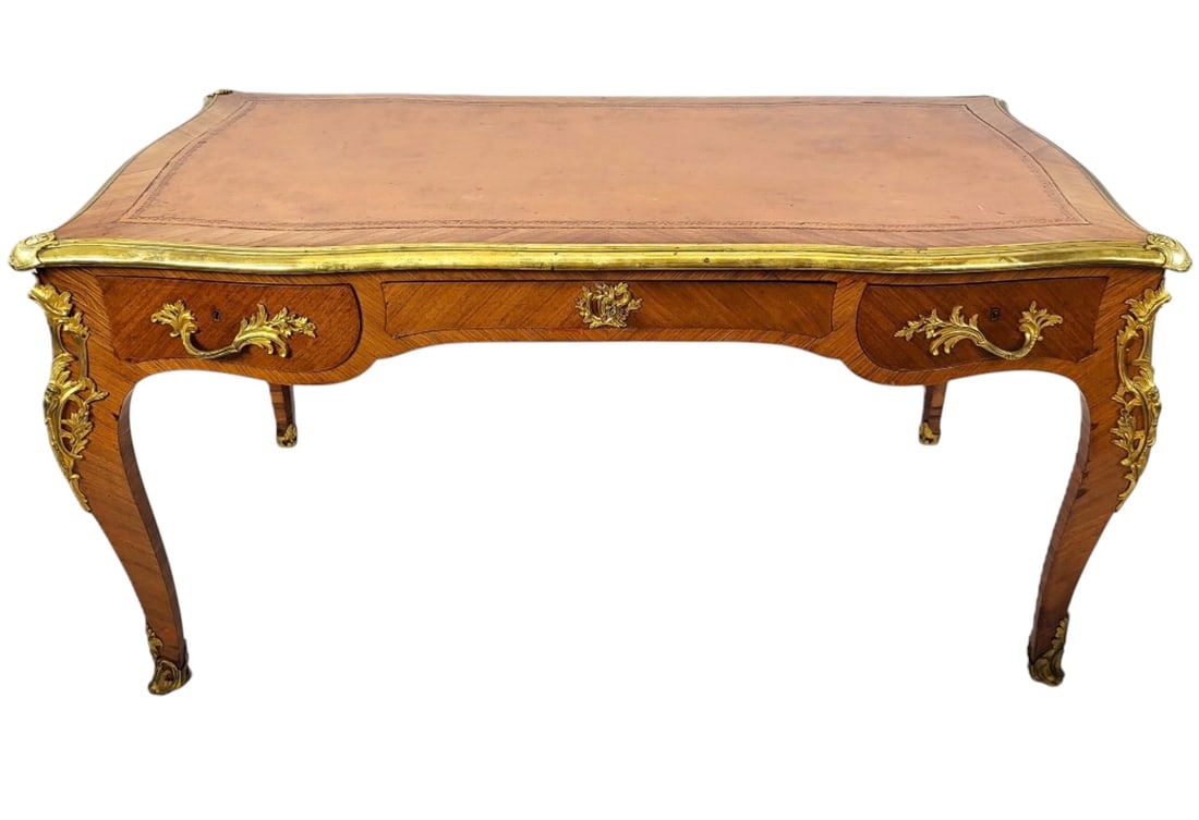 Superb quality early 20th c. Louis XV style Bureau Plat Desk fine ormolu: Superb quality early 20th century Louis XV style Bureau Plat desk, exquisitely crafted in richly figured parquetry veneers with an elegant serpentine outline and inset gilt bronze gallery surrounding 