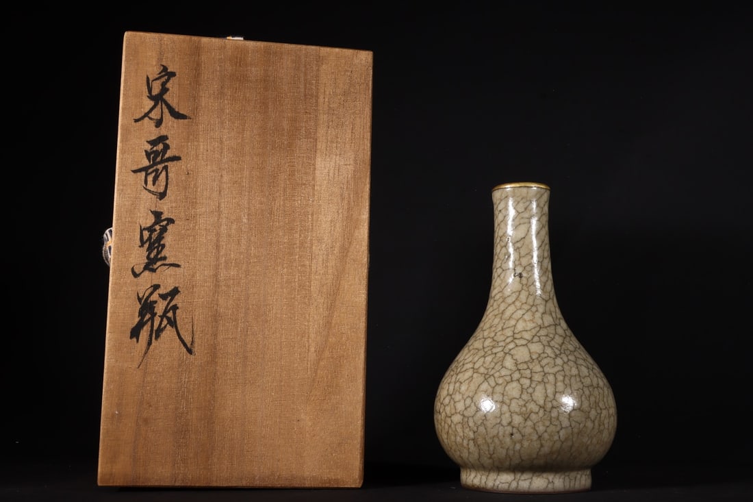 Chinese ge kiln ceramic vase Song dynasty (1 of 9)