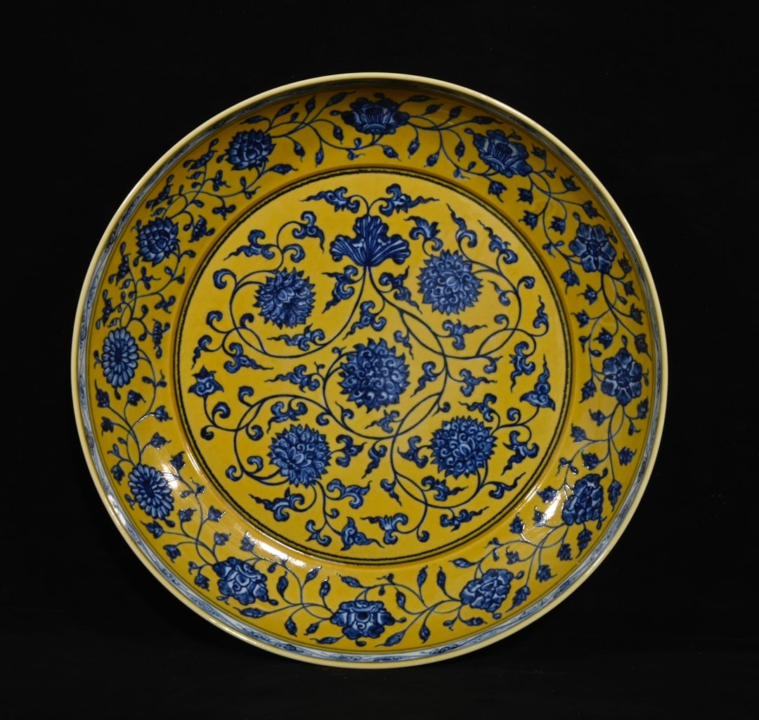 Chinese blue and yellow porcelain plate Ming dynasty Xuande Mark & Period (1 of 9)