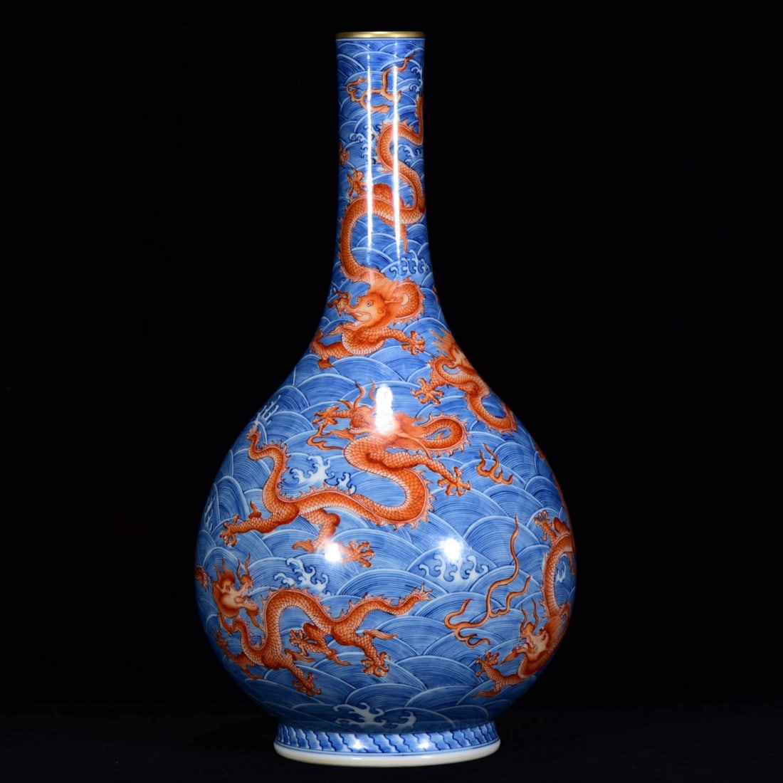 Qing Dynasty Yongzheng period blue alum red water dragon flask (1 of 9)