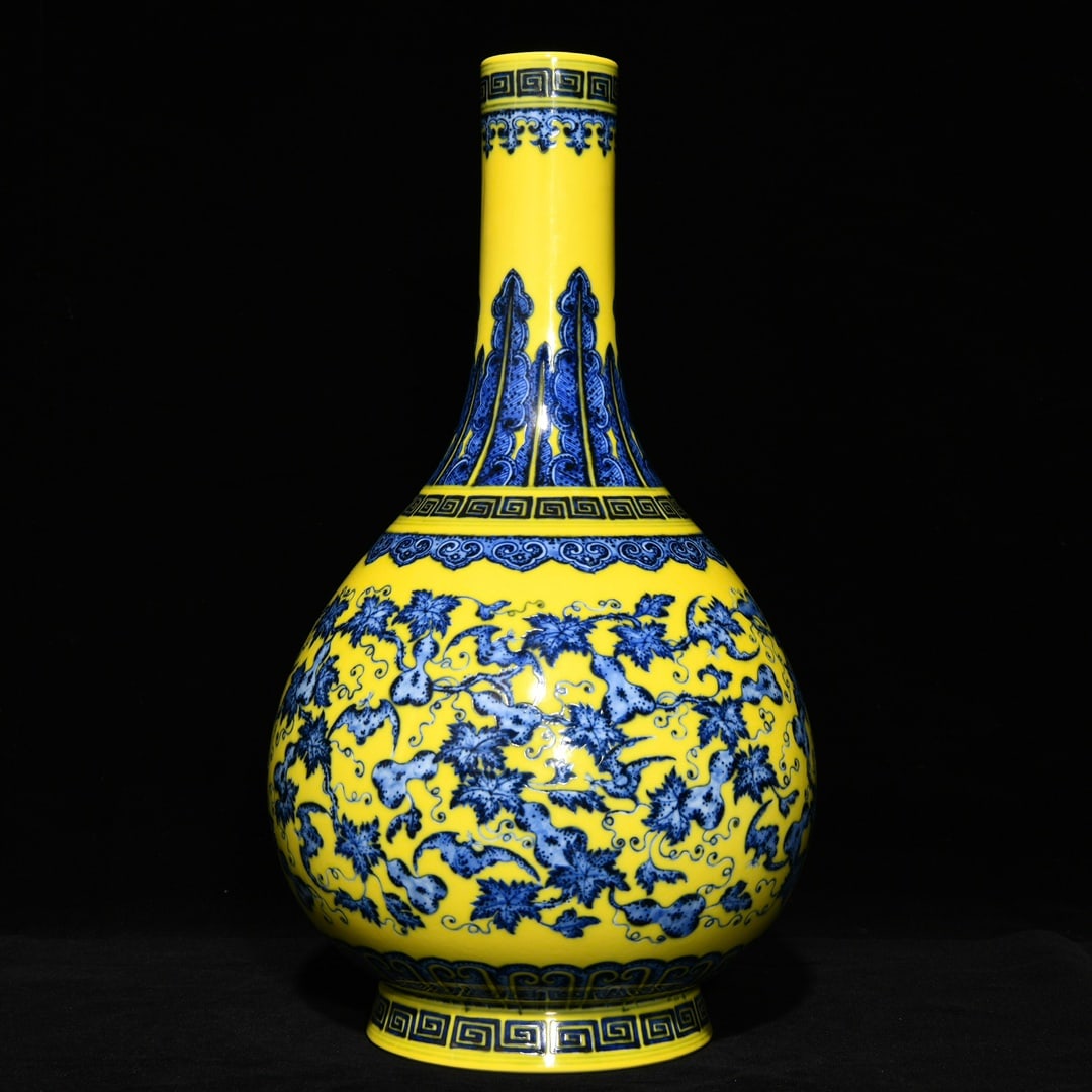 Chinese blue and yellow porcelain vase Qing dynasty Qianlong Mark & Period (1 of 9)