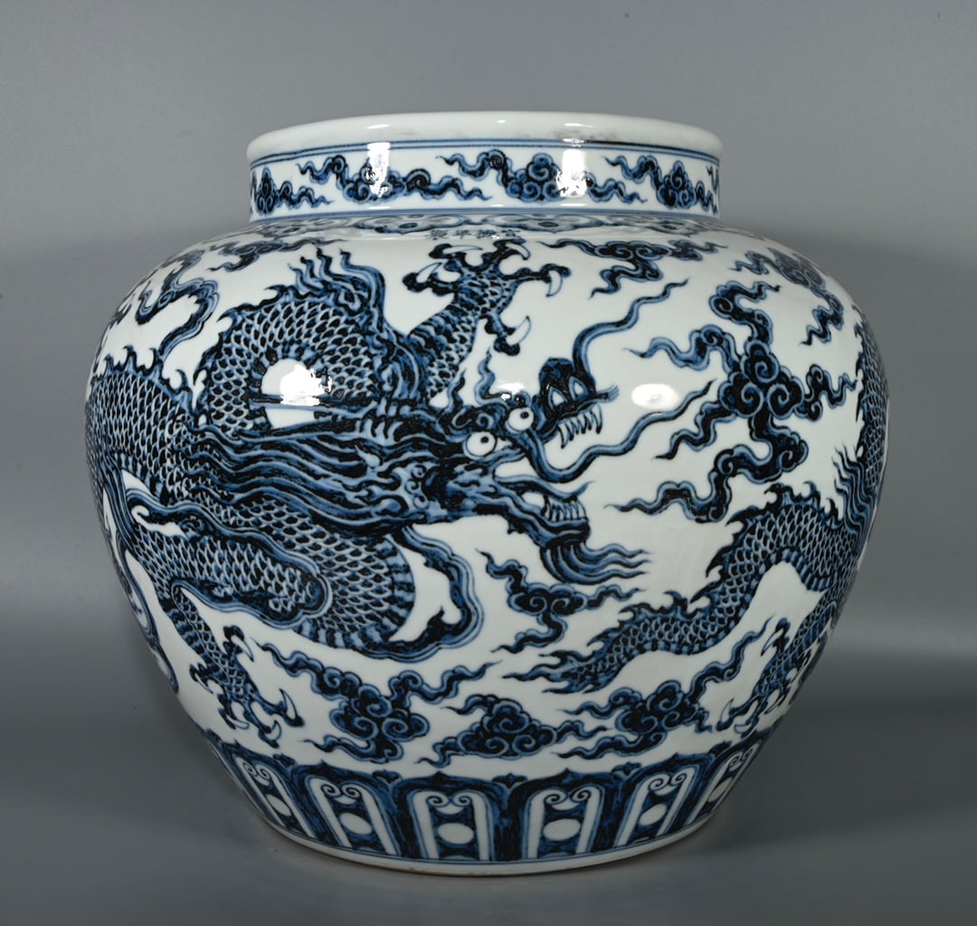 Chinese blue and white porcelain jar Ming dynasty Xuande Mark & Period: World Wide [Shipping 100% Free] Size: Height 30.5 cm - Width 34 cm Materials: Porcelain Time Period: Ming dynasty Manufactured Date: Xuande Mark & Period Origin: China Note! This Free Shipping Only Fo