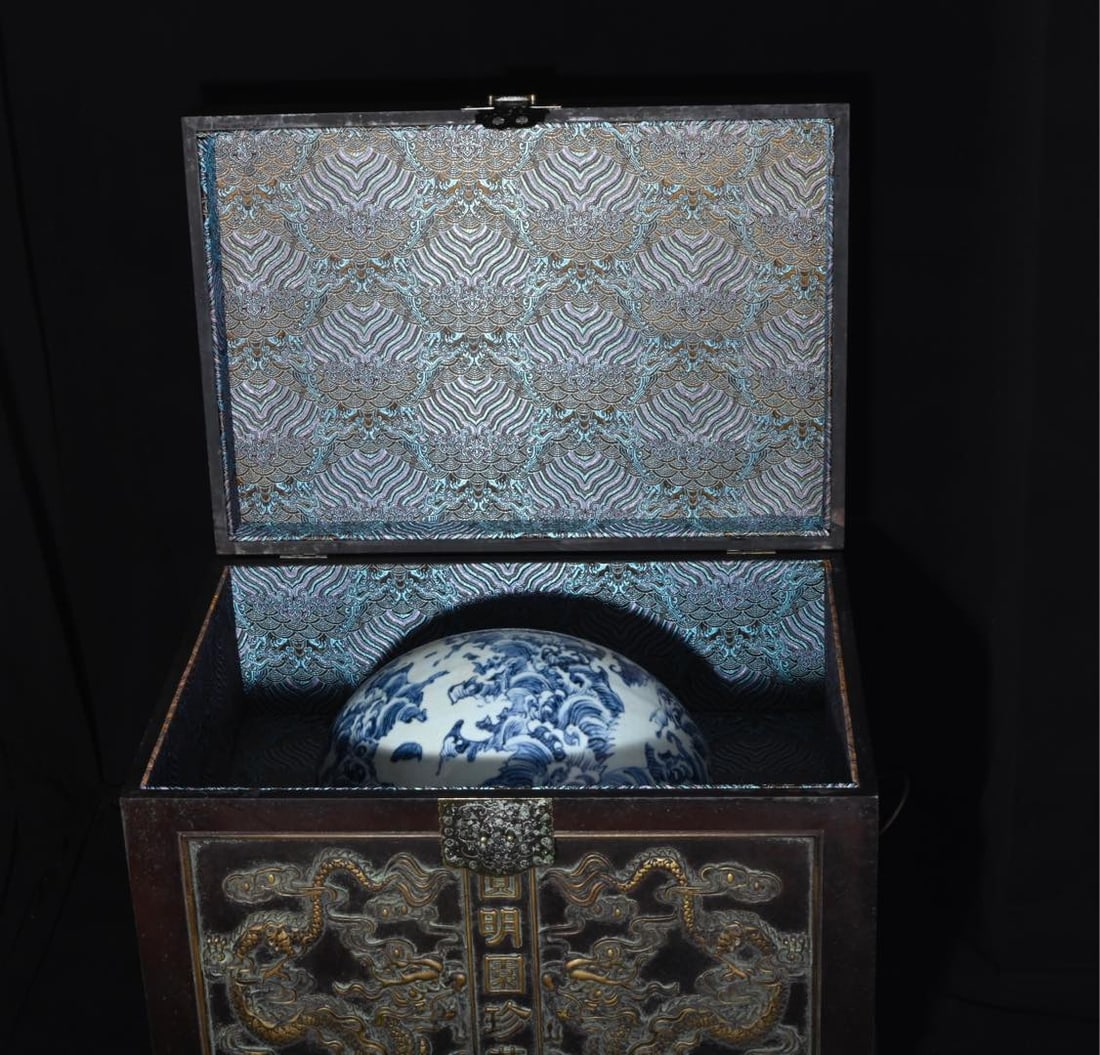 Chinese blue and white porcelain jar Ming dynasty Hongxi Mark: World Wide [Shipping 100% Free] Size: Height 27.5 cm - Width 33 cm Materials: Porcelain Time Period: Ming dynasty Manufactured Date: Hongxi Mark & Period Origin: China Note! This Free Shipping Only Fo