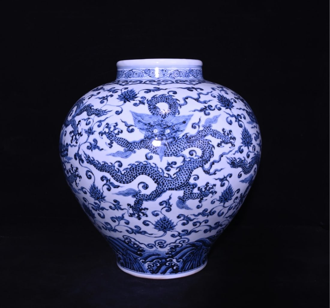 Chinese blue and white porcelain jar Ming dynasty Xuande Mark & Period: World Wide [Shipping 100% Free] Size: Height 34 cm - Width 34 cm Materials: Porcelain Time Period: Ming dynasty Manufactured Date: Xuande Mark & Period Origin: China Note! This Free Shipping Only For