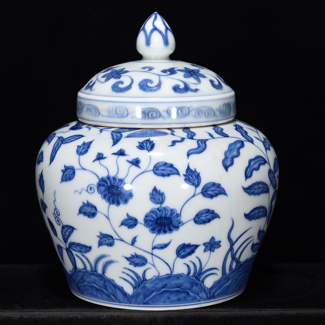 Chinese blue and white porcelain jar Ming dynasty Chenghua Mark & Period: World Wide [Shipping 100% Free] Size: Height 18 cm - Width 14.5 cm Materials: Porcelain Time Period: Ming dynasty Manufactured Date: Chenghua Mark & Period Origin: China Note! This Free Shipping Only