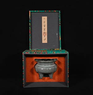 Chinese guan kiln porcelain incense burner Song dynasty: Size: Width 16.5 cm - Height 12 cm Materials: Porcelain Time Period: Song dynasty Manufactured Date: 10th-c Period Origin: China