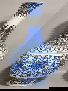 Chinese blue and white porcelain vase Qing dynasty Qianlong Period: Size: Height 38 cm - Width 23 cm Materials: Porcelain Time Period: Qing dynasty Manufactured Date: Qianlong Mark & Period Origin: China