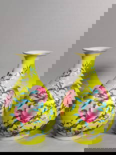 Chinese famille rose porcelain vase pair Qing dynasty Yongzheng Mark & Period: Size: Height 19.5 cm - Width 12 cm Materials: Porcelain Time Period: Qing dynasty Manufactured Date: Yongzheng Mark & Period Origin: China