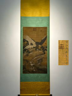Chinese scroll painting Song dynasty Emperor Huizong: Size: Height 100 cm - Width 52 cm Materials: ink color and paper Time Period: Song dynasty Manufactured by: Emperor Huizong Origin: China A hand-painted silk painting of an imperial eagle by Emperor H
