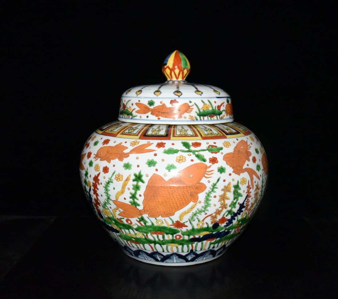 Ming Dynasty Jiajing Period Five-color Fish and Algae Pattern Covered Jar (1 of 9)