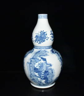 Chinese blue and white porcelain vase Qing dynasty Qianlong Period: Size: Height 36.5 cm - Width 21 cm Materials: Porcelain Time Period: Qing dynasty Manufactured Date: Qianlong Mark & Period Origin: China