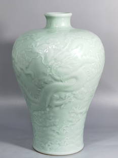 Chinese green glaze porcelain vase Qing dynasty Qianlong Mark & Period: Size: Height 32 cm - Width 21.5 cm Materials: Porcelain Time Period: Qing dynasty Manufactured Date: Qianlong Mark & Period Origin: China