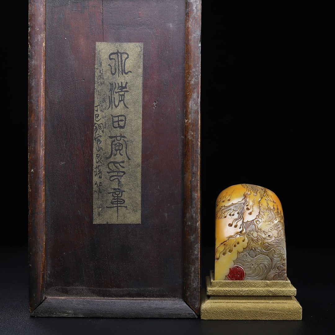 Chinese natural shoushan stone carved seal Qing dynasty: Size: Height 8.2 cm - Width 6 cm Materials: Natural Shoushan Stone Time Period: Qing dynasty Manufactured Date: Qianlong Period Object: Chinese Antique The Qianlong Emperor, also known by his temple n