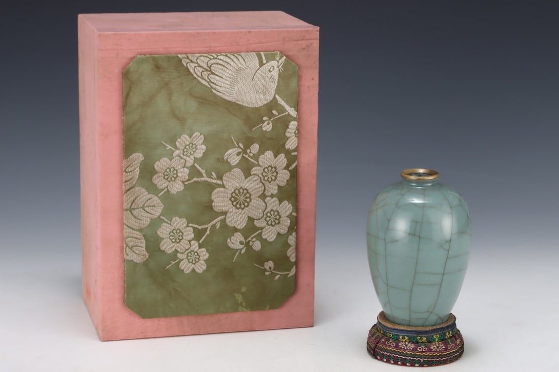 Chinese ru kiln porcelain vase Song dynasty (1 of 8)