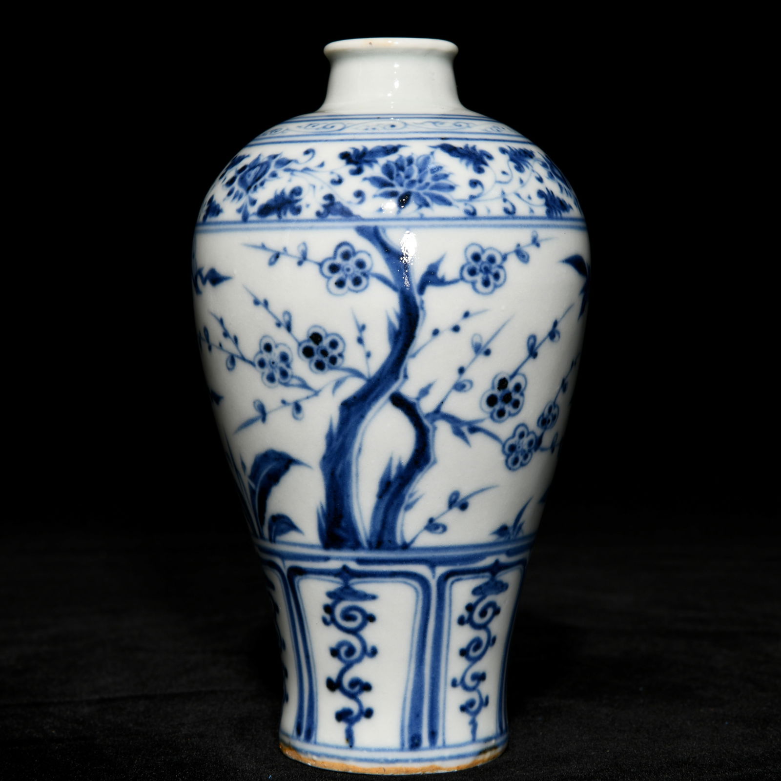 Chinese blue and white porcelain vase Yuan dynasty (1 of 9)