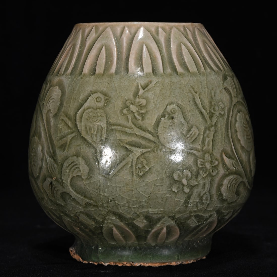 Chinese celadon kiln porcelain vase Song dynasty (1 of 9)